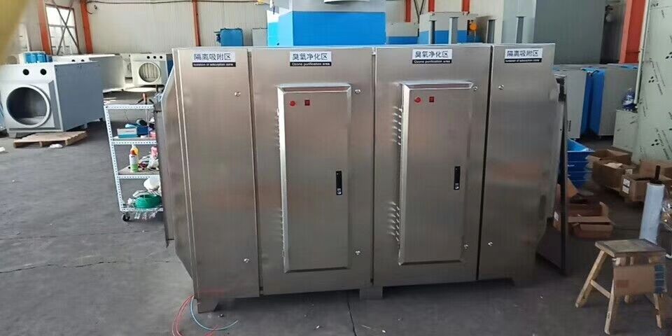 塑料制品車間廢氣處理設(shè)備無任何機(jī)械動作，無噪音，無需專人管理和日常維護(hù)，只需作定期檢查，本設(shè)備能耗低，設(shè)備風(fēng)阻極低＜50pa,可節(jié)約大量排風(fēng)動力能耗。
