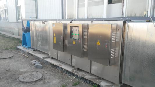 光解凈化設(shè)備 造紙廠制漿廢氣處理設(shè)備設(shè)計(jì)安裝利用UV光解凈化設(shè)備發(fā)出特制的高能UV紫外線光束照射惡臭氣體，裂解H2S、硫化物、VOC類、苯、甲苯、二甲苯的分子鏈結(jié)構(gòu)，使有機(jī)或無(wú)機(jī)高分子惡臭化合物分子鏈，在高能紫外線光束照射下，降解轉(zhuǎn)變成低分子化合物，如CO2、H2O等。利用高能UV光束裂解惡臭氣體中細(xì)菌的分子鍵，破壞細(xì)菌的核酸（DNA），再通過(guò)臭氧進(jìn)行氧化反應(yīng)，徹底達(dá)到脫臭及殺滅細(xì)菌的目的。