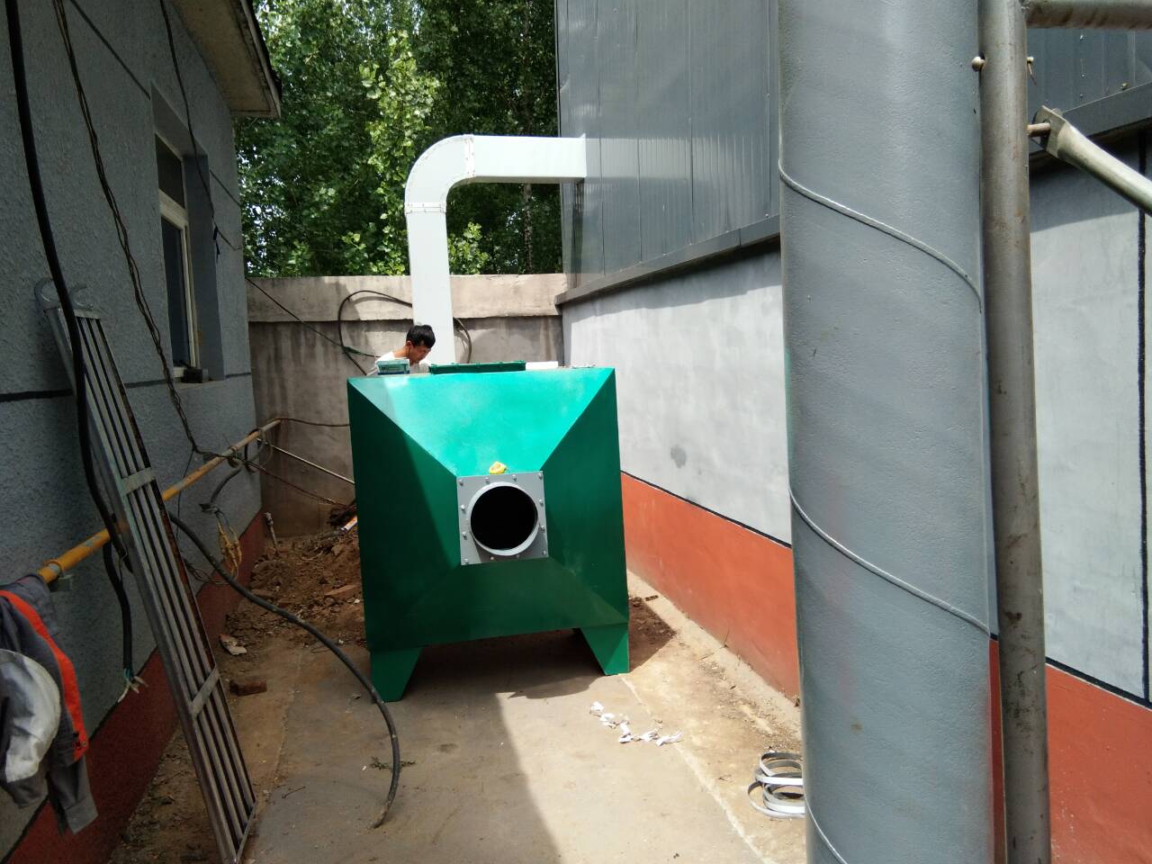 對于電子廠行業(yè)廢氣處理解決方案，以上是介紹了幾種方法，具體用什么廢氣處理設(shè)備還需要根據(jù)客戶現(xiàn)場勘查收集的信息，來制定合理的收集+處理，這樣才能保證廢氣的凈化效果，我們有上百家電子廠的廢氣處理工程案例可以讓客戶現(xiàn)場進行考察，或者直接與我們聯(lián)系，讓我們技術(shù)人員現(xiàn)場為您設(shè)計廢氣處理方案和報價