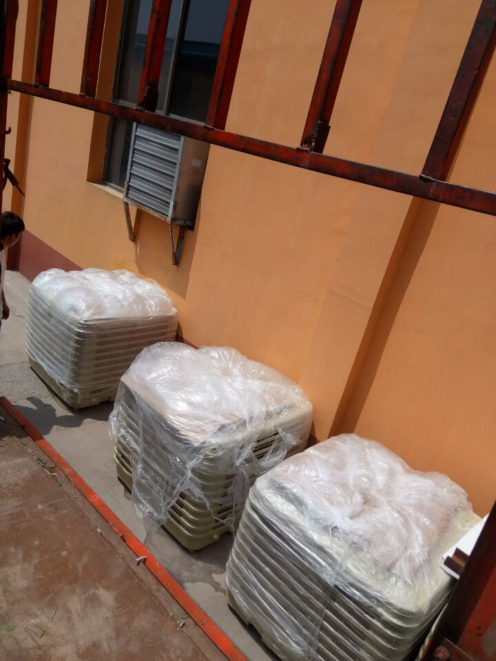 大型工廠降溫需要收益空調(diào)結(jié)合管道局部崗位送風(fēng) 而一般大的廠房就可以用水風(fēng)機(jī)整體降溫即可大型廠房面積大、有熱源，如何降溫？安裝環(huán)?？照{(diào)輸送大量涼爽鮮風(fēng)進(jìn)入車間；大量涼風(fēng)中和車間內(nèi)溫，吹人吹設(shè)備效果更佳；百平方只需一度電，降溫同時(shí)還可改善異味；舒適的工作環(huán)境、大大提高員工生產(chǎn)效率。