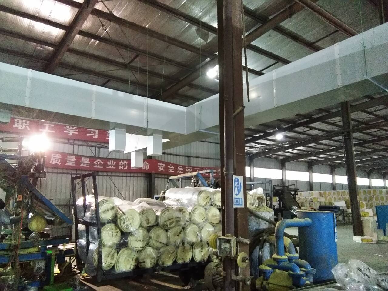 大型節(jié)能吊扇舒適的自然風解決了以下問題  1、物流園多為鋼結構現場，到了夏天，室內溫度比室外溫度高！  2、工作場所面積大的空氣不流通等，員工的工作環(huán)境普遍不好，工作效率低，有時會因悶熱而中暑。  3、工廠工作環(huán)境差，員工流動性大，企業(yè)人工費增加。  4、物流現場、倉庫面積大，員工分散，主要用于堆積貨物，降溫換氣設備難以選擇！