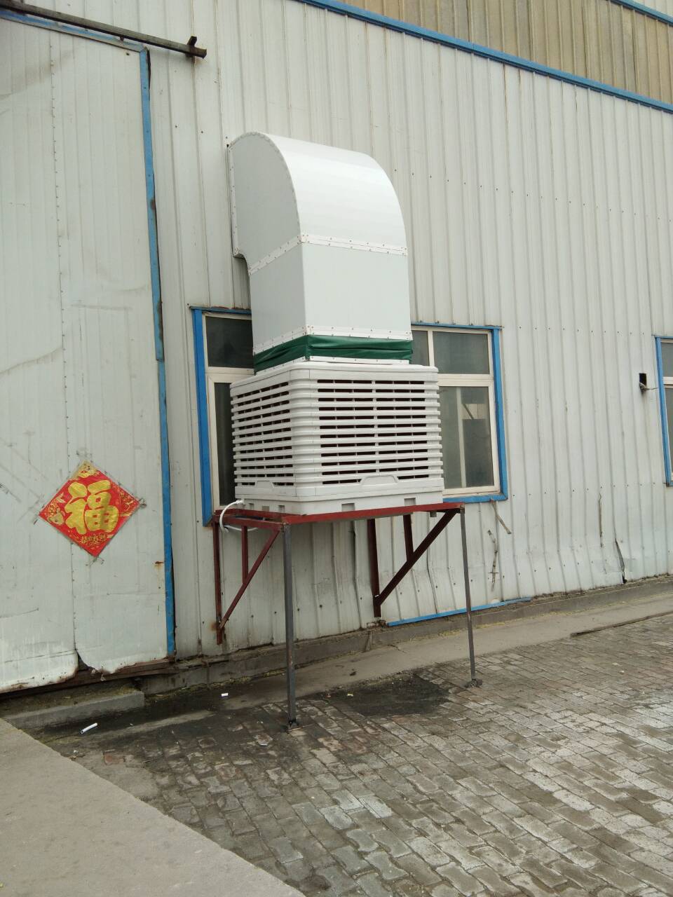 　車間降溫設(shè)備是根據(jù)水蒸發(fā)吸熱降溫的物理原理進(jìn)行降溫的，所以該降溫設(shè)備運(yùn)行成本是極低的。這樣人員的降溫問題解決了，投資成本也能控制在合理的范圍。