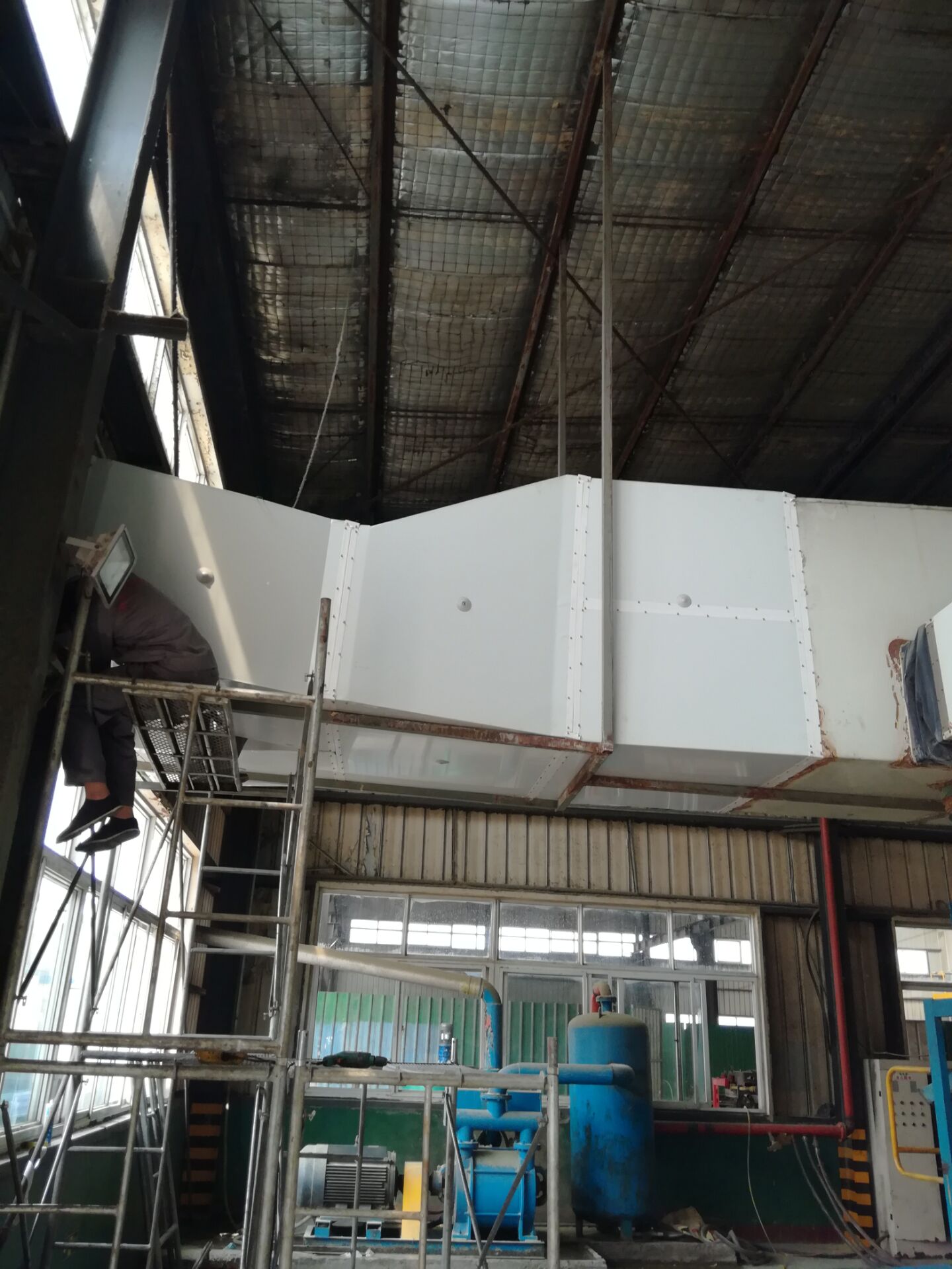 通風透氣 在整個系統(tǒng)的相互配合下抽風風機迅速排走室內人員、機器產(chǎn)生的熱氣、廢氣、異味避免了廢氣及異味對人體的。整個室內空氣快可以在一分鐘內更新一次這是一般空調所無法達到的效果。