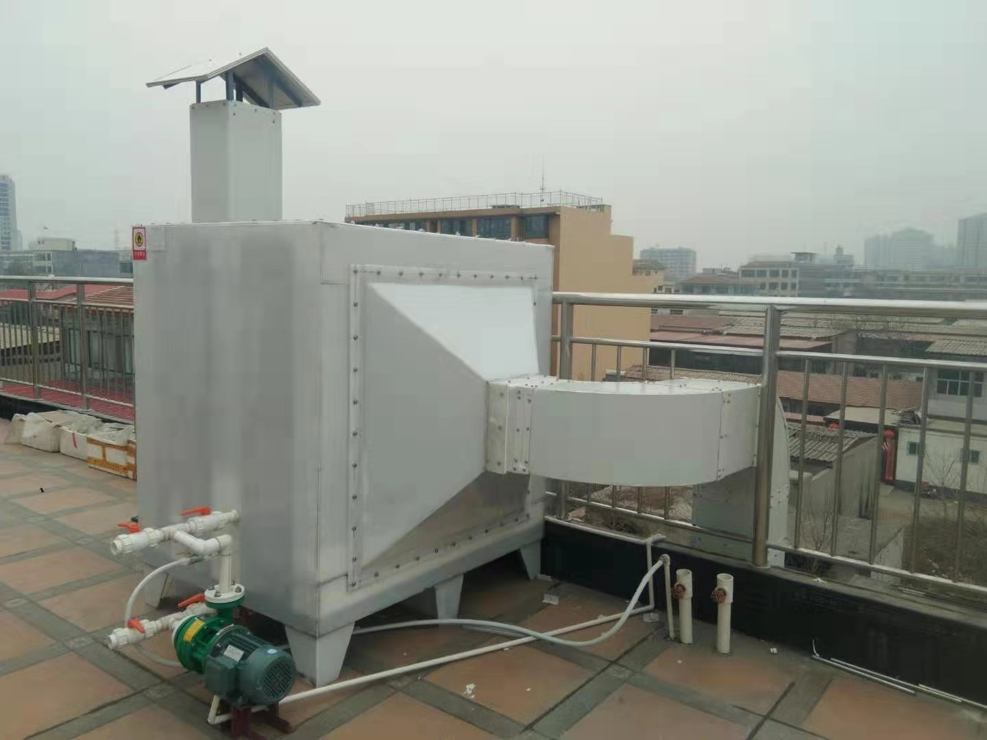 電線電纜廠廢氣異味處理采用設(shè)備方案，活性炭吸附塔,是一種經(jīng)濟(jì)實(shí)用型有機(jī)廢氣的凈化與治理裝置;是一種廢氣過(guò)濾吸附異味的環(huán)保設(shè)備產(chǎn)品。